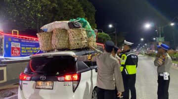 Polres Aceh Tenggara Gelar Razia Malam, Sopir Travel Bermuatan Berlebih Ditegur Humanis