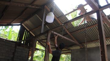 Satgas TMMD dan Masyarakat Jibaku Bongkar Atap Rumah Warga Kurang Mampu