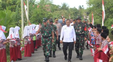 Suasana Haru Warnai Penutupan TMMD Abdya, Pelajar Bentangkan Merah Putih Sambut Pejabat TNI